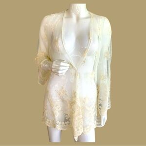 YOU’RE NOT ALONE SHEER CREAM LACE EMBROIDERED FRINGE DUSTER. WOMEN’S SIZE LARGE